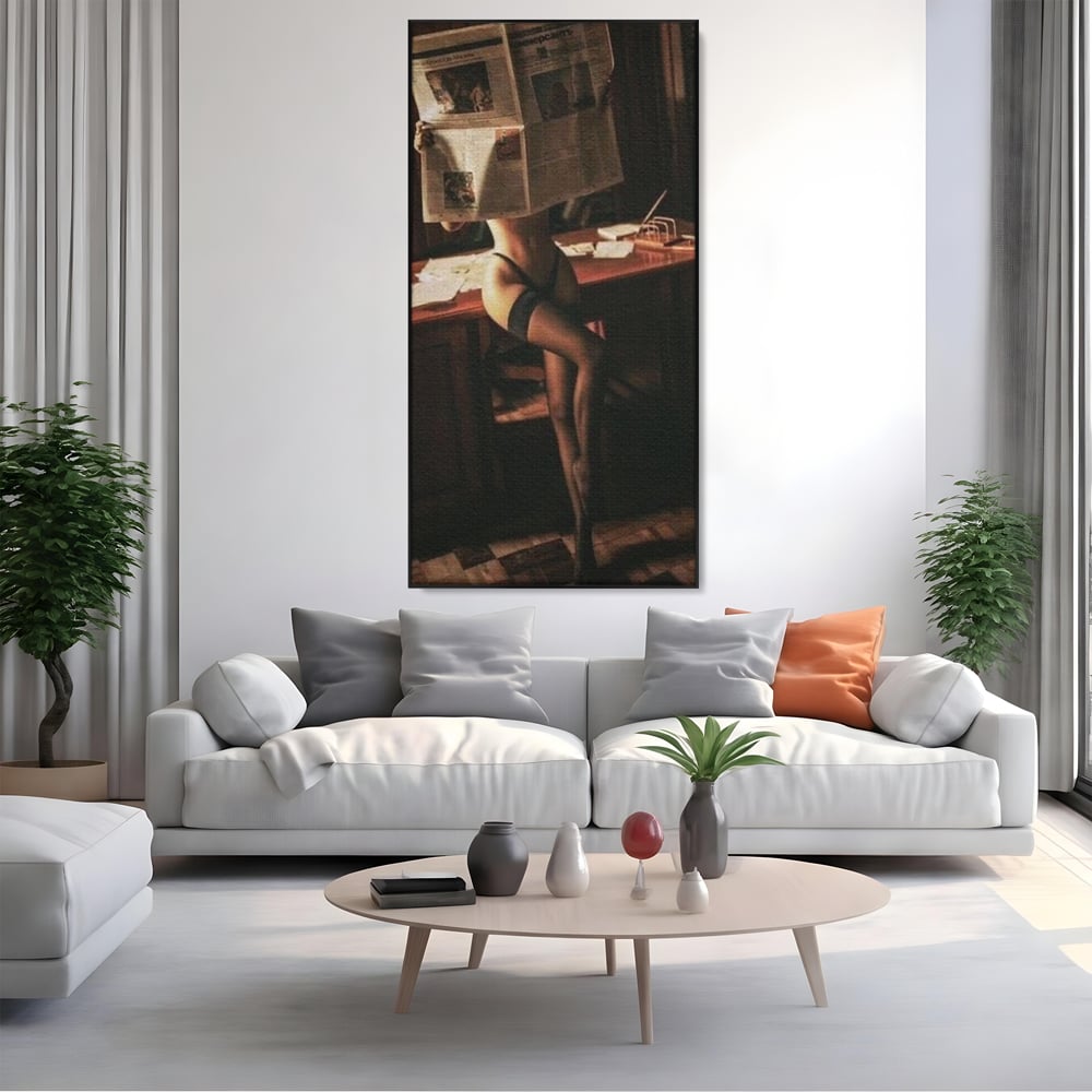 Tablou canvas cu tablou canvas cu femeie si ziar, in rama de aluminiu negru, pe perete intr-un living